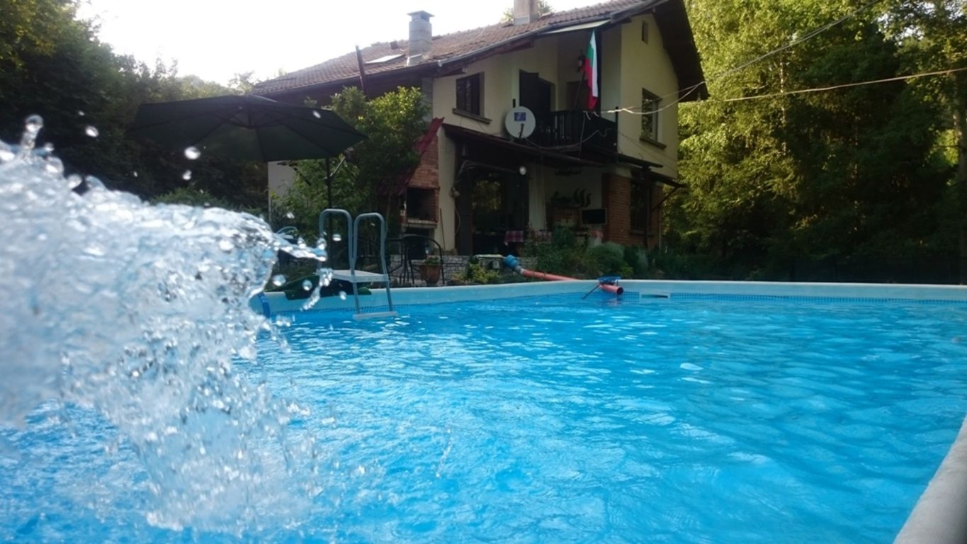 Нощувка за 10 човека + голям и малък басейни, зоокът и детски кът в самостоятелна къща Руен в Троян