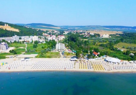 На ПЪРВА линия в Кранево! Нощувка със закуска на човек в хотел Магнифик