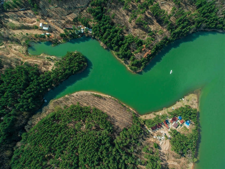 На брега на яз. Искър - Нощувка за двама възрастни и дете със закуска + басейн и ресторант в бунгала Райски залив!