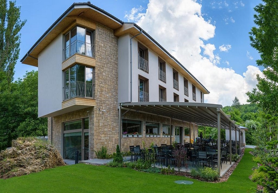 Нощувка за двама със закуска + релакс зона край Крушунските водопади в хотел Катлея!