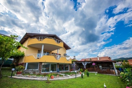 Нощувка за 13 човека + SPA зона, барбекю и много удобства в Къща Холидей - с. Огняново - Гоце Делчев