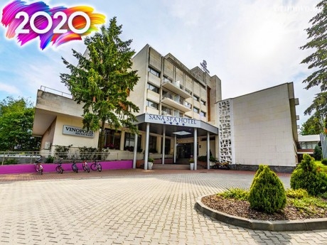Нова година в хотел Сана Спа****, Хисаря! 3 нощувки за ДВАМА със закуски и вечери, едната празнична + минерален басейн и СПА пакет