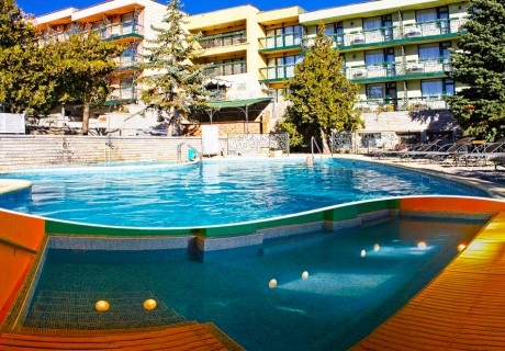 Оферта 50+! 5 нощувки за двама на база All inclusive light + 12 процедури за възрастен и 4 процедури за дете + 2 басейна с минерална вода в хотел Виталис, к.к. Пчелински бани до Костенец