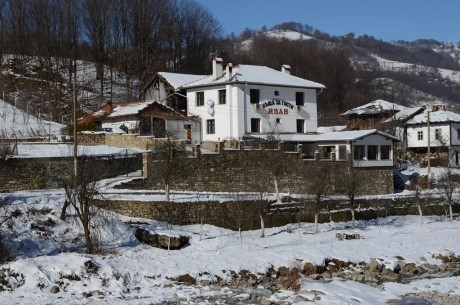 Нощувка за до 17 човека в къща Иван край Троян, на брега на р. Черни Осъм - с. Черни Осъм