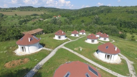 Нощувка за 4, 5 или 16 човека в единствените в България 9 абсолютно кръгли къщи край Антоново в комплекс Малка Черковна с басейн и механа