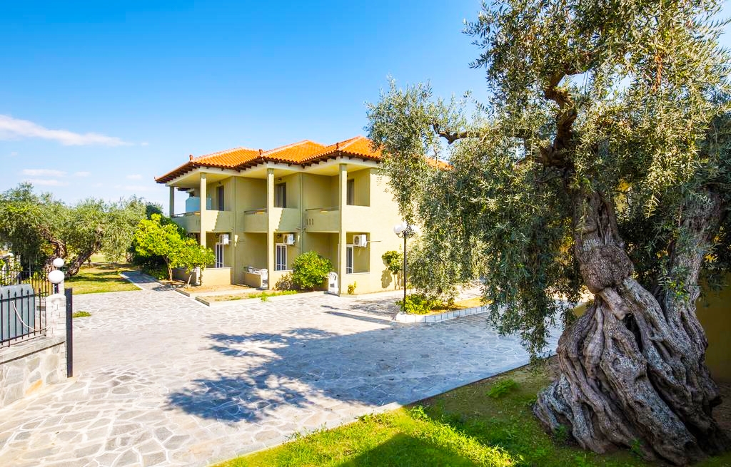 Нощувка на човек със закуска и вечеря на 300 м. от плажа на Скала Рахони, о. Тасос в хотел Filippos***, Гърция