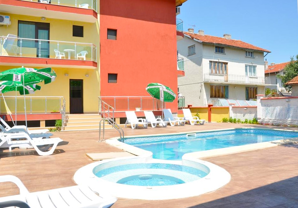 Юни в Хотел Жаки, Кранево! Нощувка на човек със закуска и вечеря + отопляем външен басейн, вътрешен басейн и релакс център