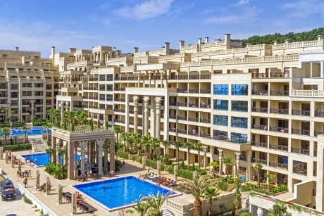 Нощувка на човек на база All inclusive + 4 басейна и паркинг в апартхотел Аргищ Партез****, Златни Пясъци. На 150 м от брега на морето!