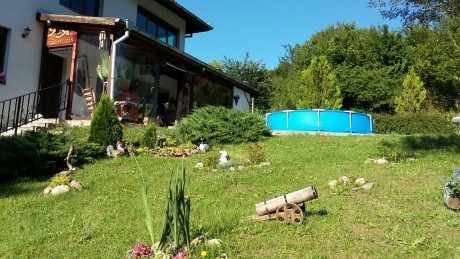 Нощувка за до 12 човека с включена закуска + малък басейн в къща Ая край Трявна - с. Плачковци