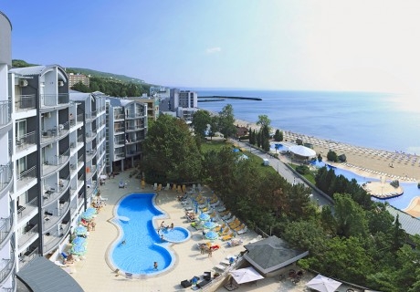 Юни на първа линия в Златни пясъци! Нощувка на човек на база All Inclusive + закрит и открит басейн. ДЕТЕ ДО 12г. БЕЗПЛАТНО в хотел Луна****