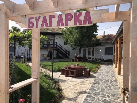 Нощувка за до 14 или до 28 човека + голяма банкетна зала, басейн и СПА в къща Булгарка край Шумен - с. Дибич