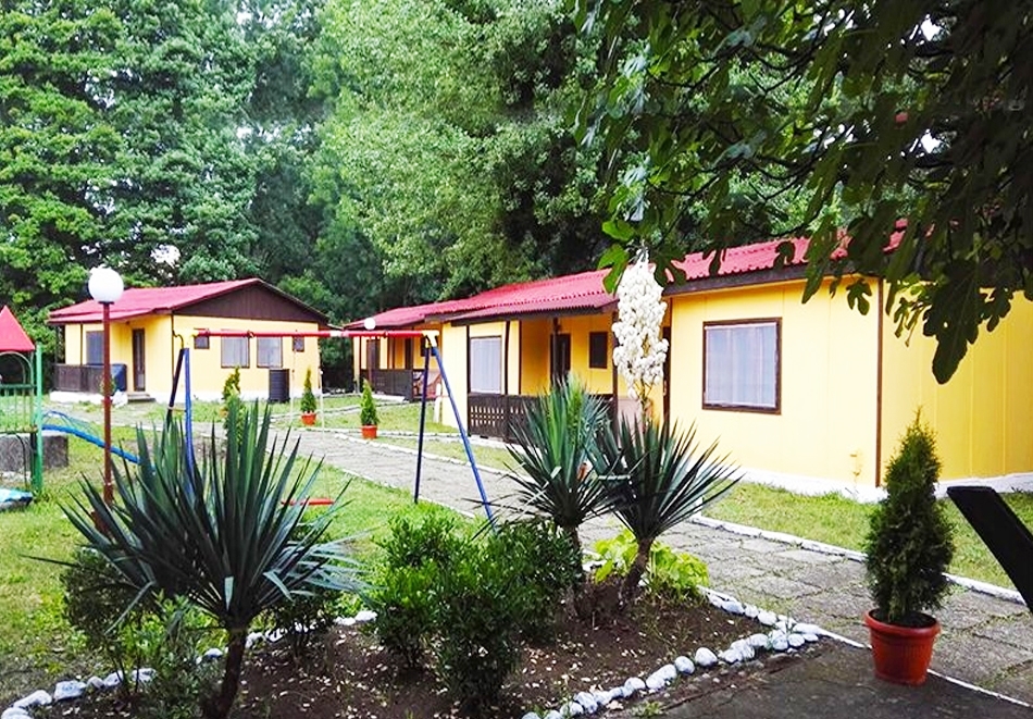 Септември на 100м. от плажа в Царево! Нощувка в бунгало от 2 до 4 човека във ваканционно селище бунгала Венера