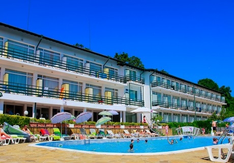 Нощувка на човек на база All Inclusive + басейн в хотел Кини Парк, Златни пясъци