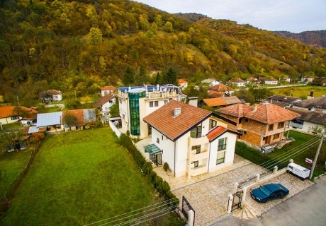 Нощувка на човек със закуска и вечеря в хотел Зорница, Рибарица