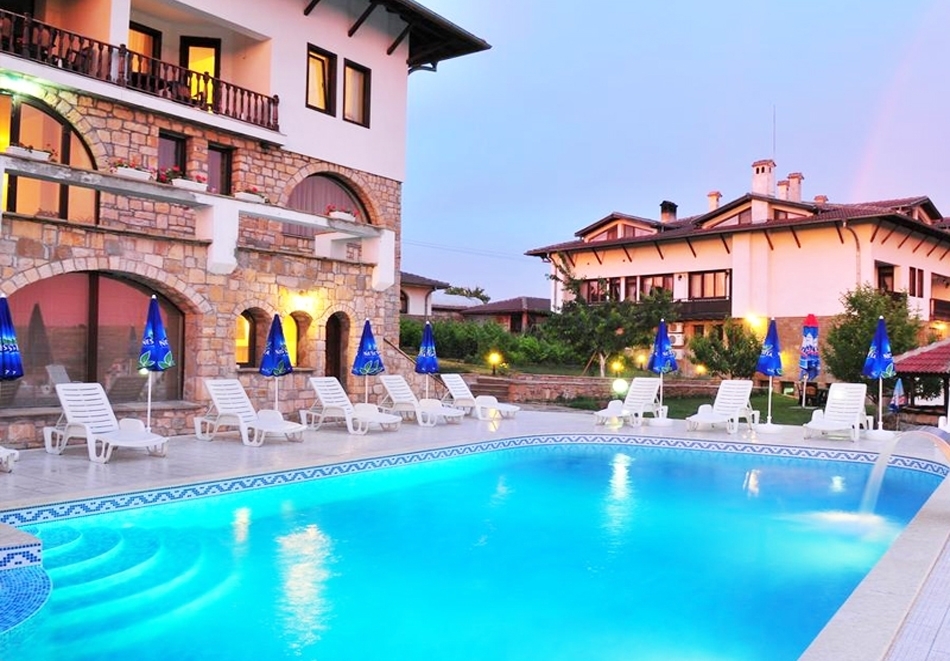 Нощувка на човек със закуска и вечеря + вътрешен релакс басейн, джакузи и парна баня от хотел Винпалас, Арбанаси