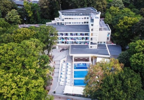 Нощувка на човек в двойна стая на база All Inclusive + басейн в хотел Ариана, Китен на 200м. от плажа. ДЕТЕ ДО 11.99г. БЕЗПЛАТНО