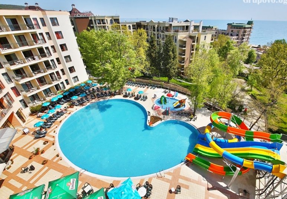 Нощувка на човек в двойна стая с балкон на база All Inclusive + 3 басейна и 2 аквапарка от Престиж хотел и аквапарк, Златни пясъци