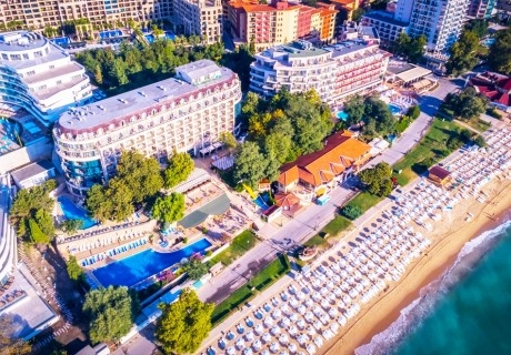 На ПЪРВА ЛИНИЯ в Златни пясъци. Нощувка на човек на база All inclusive + басейн в хотел Калиакра Палас****. Дете до 12 г. - БЕЗПЛАТНО