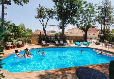 3+ нощувки на човек със закуски* или закуски и вечери* + басейн в Ionian Paradise Studio Apartments, Лефкада. Дете до 15.99г. БЕЗПЛАТНО