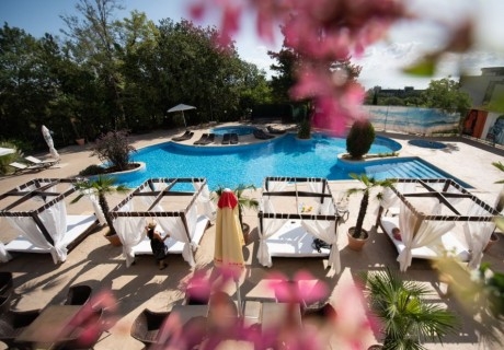 Златна възраст над 55 г.! Нощувка на човек на база Ultra All Inclusive + басейн, чадър и шезлонг на плажа от хотел Аполо Спа Ризорт, Златни Пясъци. Дете до 11.99г. БЕЗПЛАТНО!