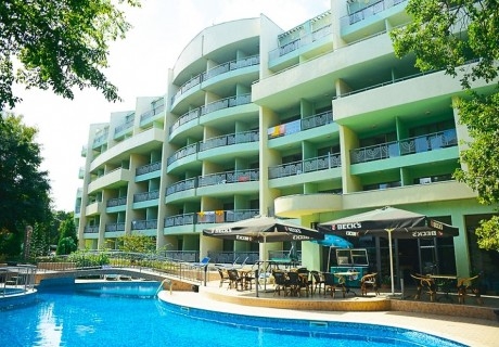 Нощувка на човек на база All Inclusive light + басейн в Хотел Перуника***, Златни пясъци на 150 м. от плажа