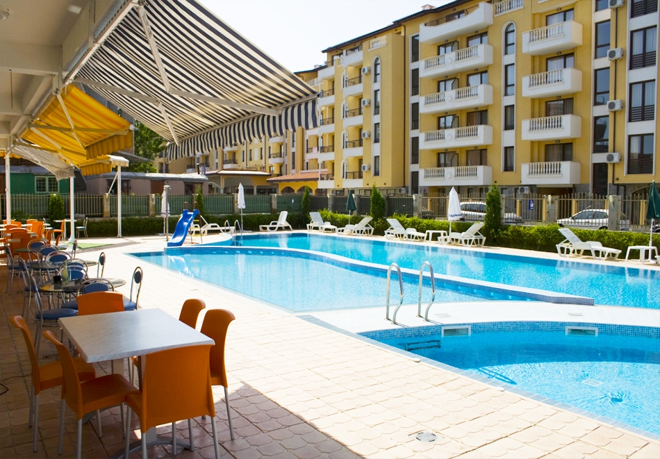 Нощувка на човек със закуска, обяд* и вечеря + басейн в апарт-хотел Съни Хаус, Слънчев бряг