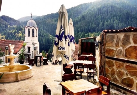 Нощувка на човек със закуска във Вълчановата къща край Батак, с. Фотиново