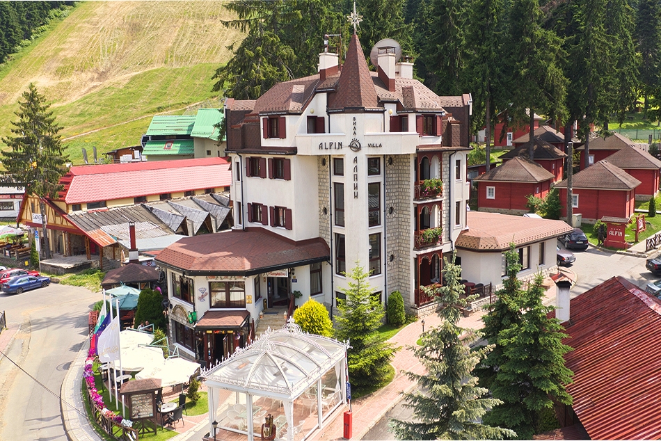 Март в Боворец! Нощувка със закуска за двама или четирима от Апартаментен комплекс Алпин