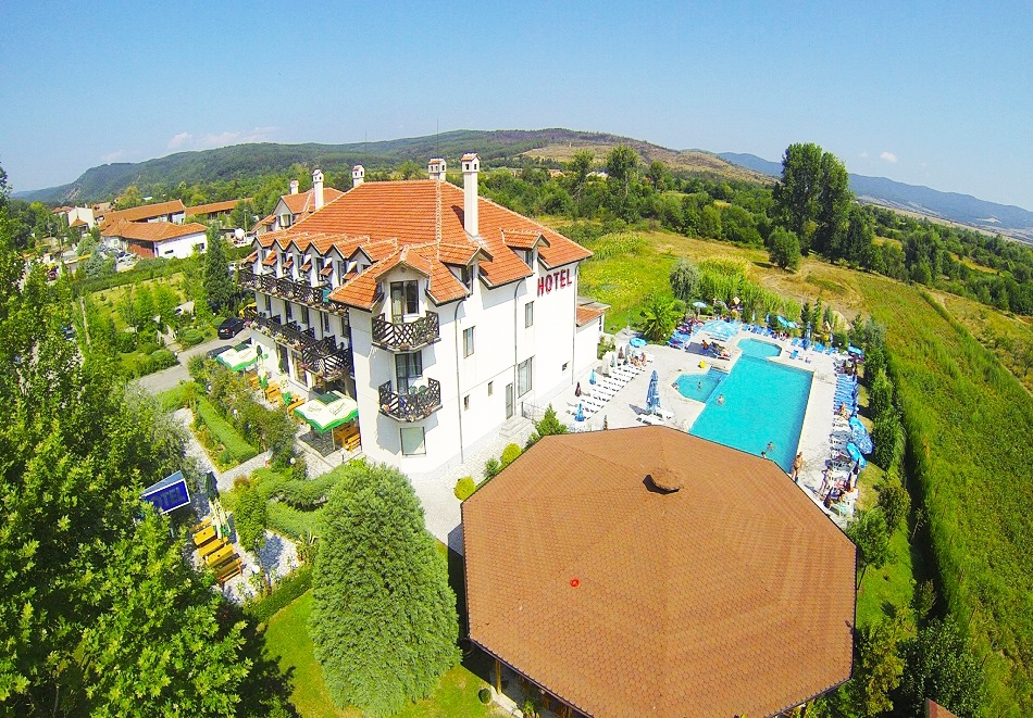 Нощувка на човек със закуска и вечеря + минерален басейн и релакс пакет в комплекс Долна Баня
