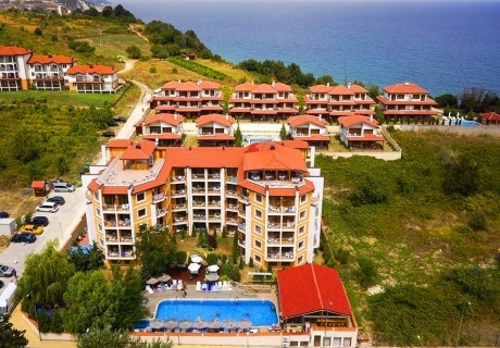 Нощувка на човек в двойна стая на база All Inclusive + външен басейн и чадър и шезлонг на плажа от Хотел Вемара Клуб, до Бяла