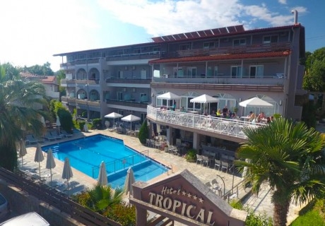 5+ нощувки на човек със закуски и вечери + басейн в Tropical Hotel, Ханиоти, Халкидики. Дете до 6г. - безплатно