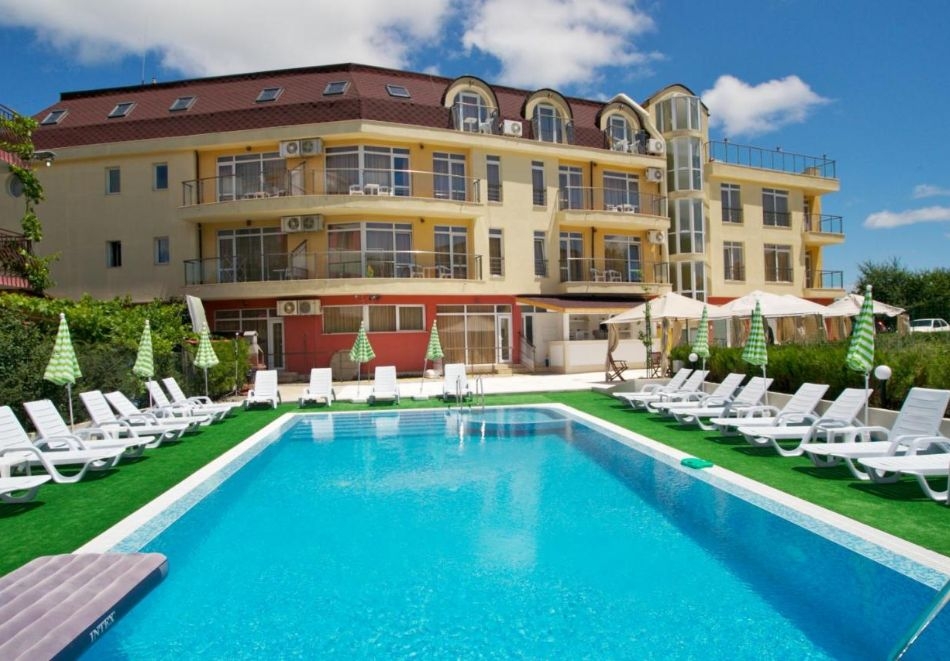 2 или 3 нощувки за 2-ма, 4-ма или 5-ма + басейн в Апартхотел Аникси***, Обзор