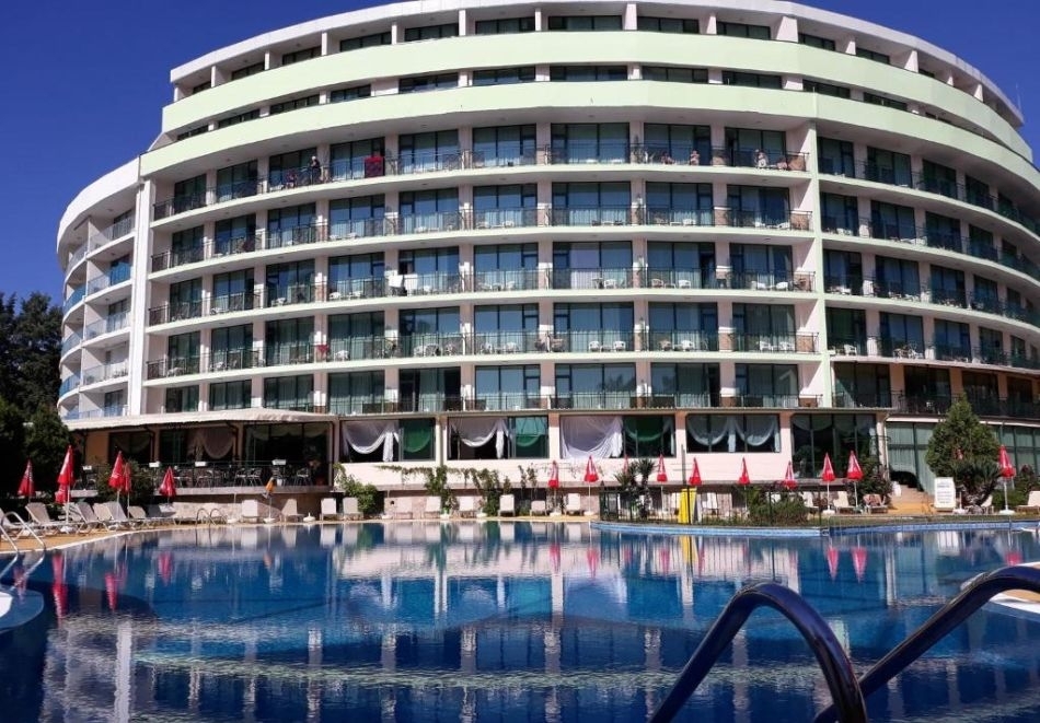На първа линия в Слънчев бряг! Нощувка на човек на база All Inclusive + басейн в хотел Колизеум****. Дете до 12.99г. БЕЗПЛАТНО!