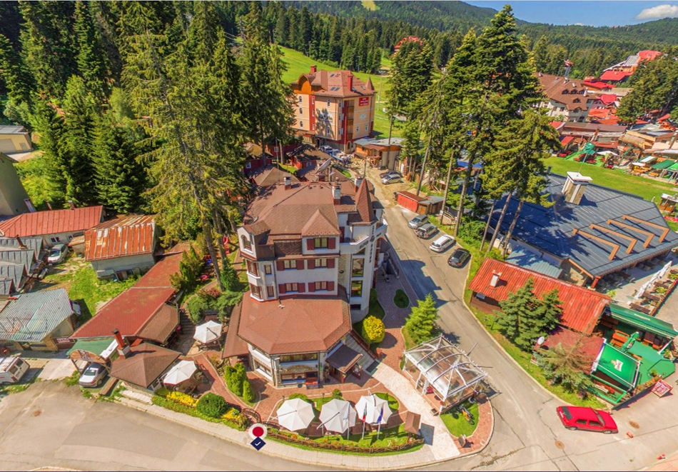 Коледа в Боровец! 3 нощувки със закуски за двама или четирима от Апартаментен комплекс Алпин. Задължително доплащане на място за Коледна вечеря!