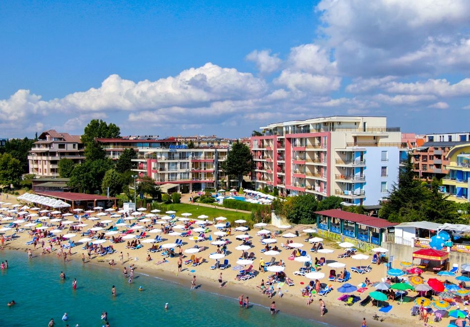 Нощувка на човек на първа линия + басейн в Комплекс  Аурелия Бийч между Равда и Несебър