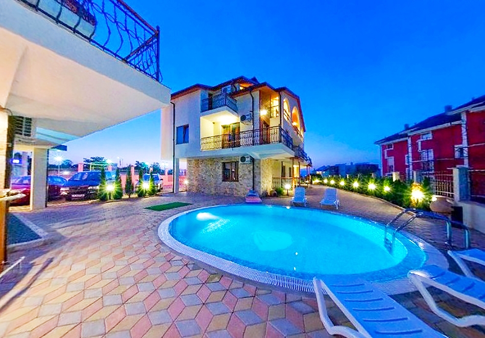 Нощувка за двама или четирима + 1 или 2 деца и ползване на басейн от Апартаменти Созополски перли, Созопол