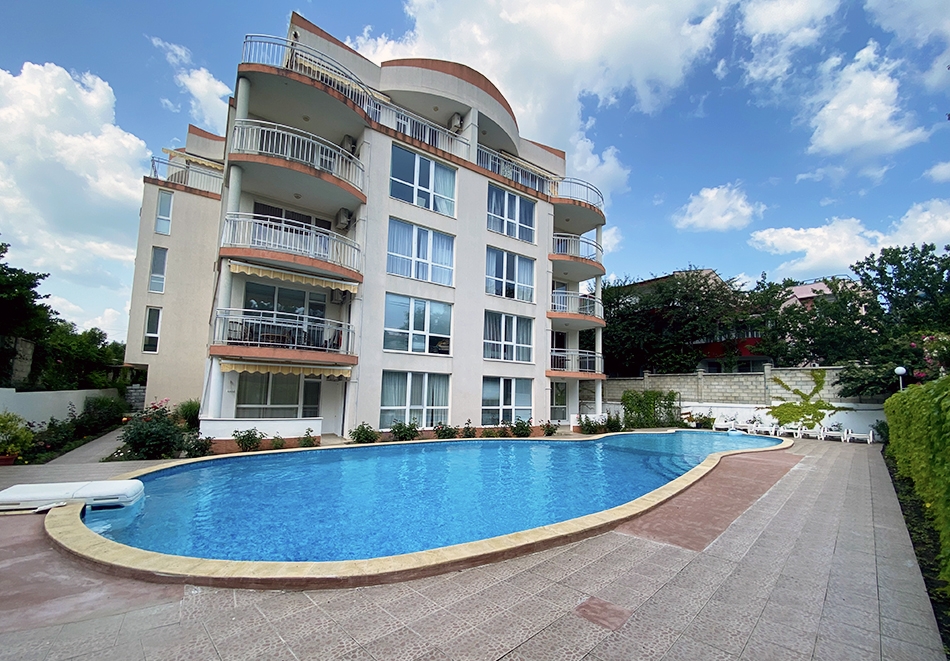 Нощувка в апартамент за шестима + басейн от Апартамент, номер 15 в Комплекс Атриум, Кранево