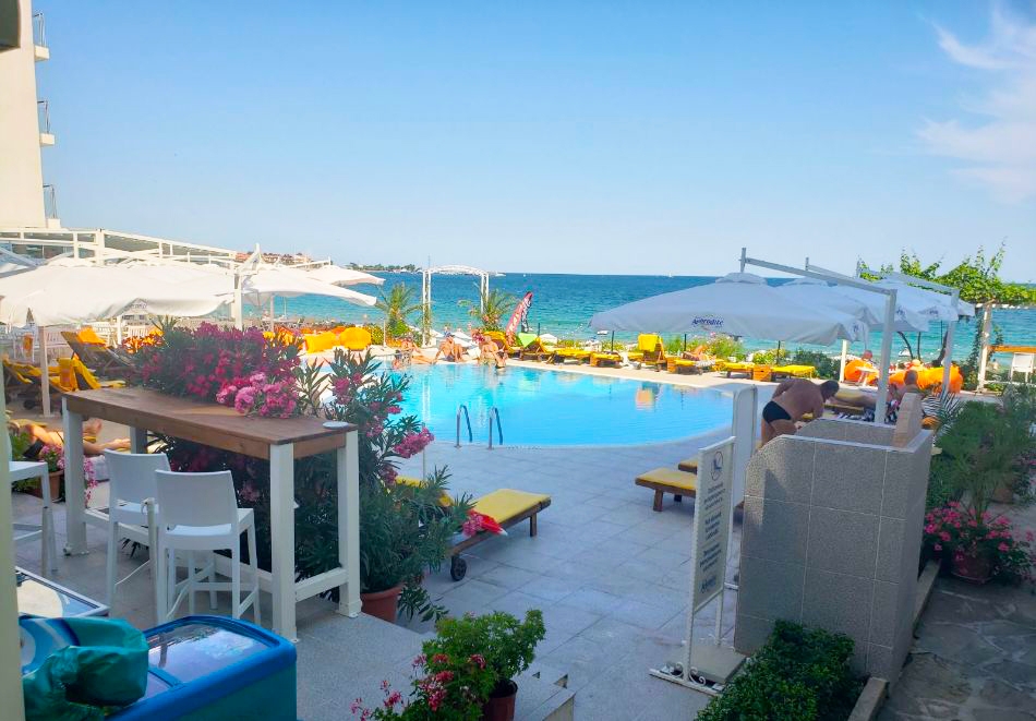 Нощувка за 2-ма, 4-ма или 6-ма + басейн в апартаменти Перла, Несебър