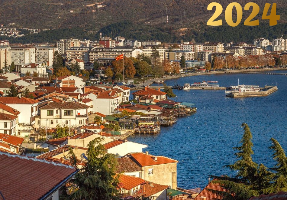 Нова година в Охрид! Транспорт от София + 2 нощувки на човек със закуски и вечери + Празнична вечеря с жива музика и неограничено количество напитки + посещение на Скопие