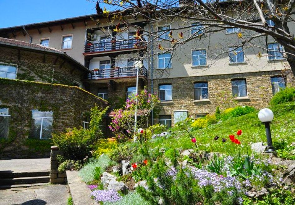 5 или 10 нощувки на човек със закуски, обеди и вечери + басейн + медицински преглед и 2 или 3 процедури на ден от Балнеохотел Люляците край Габрово