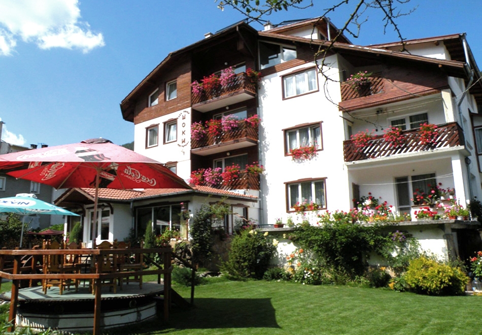 Нощувка на човек със закуска и вечеря + релакс зона от хотел Шоки, Чепеларе