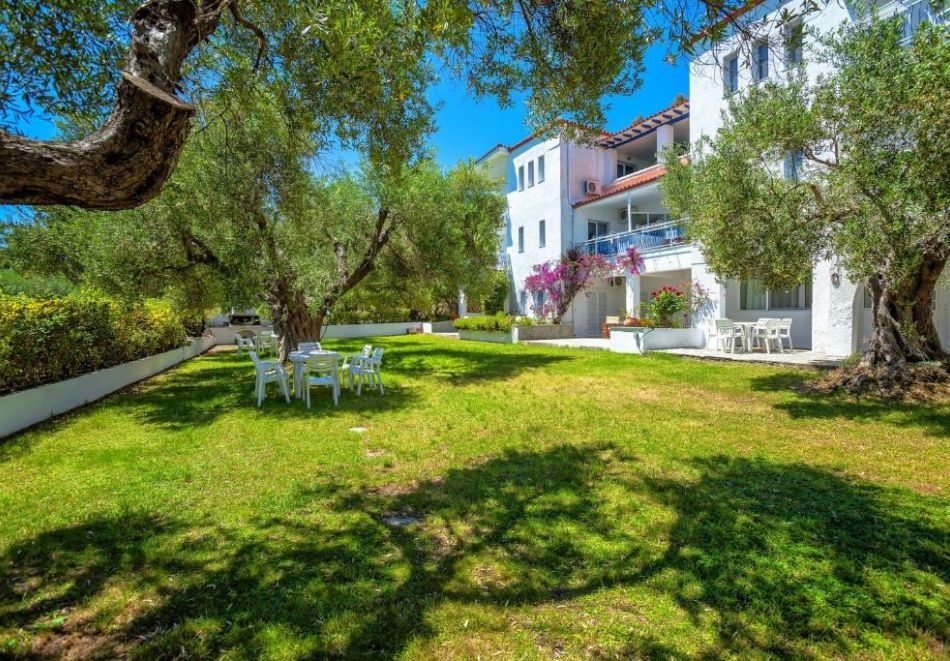 Ранни записвания на 100м. от плажа в Faros Apartments, Посиди, Гърция! 5+ нощувки на човек със закуски и вечери в студио