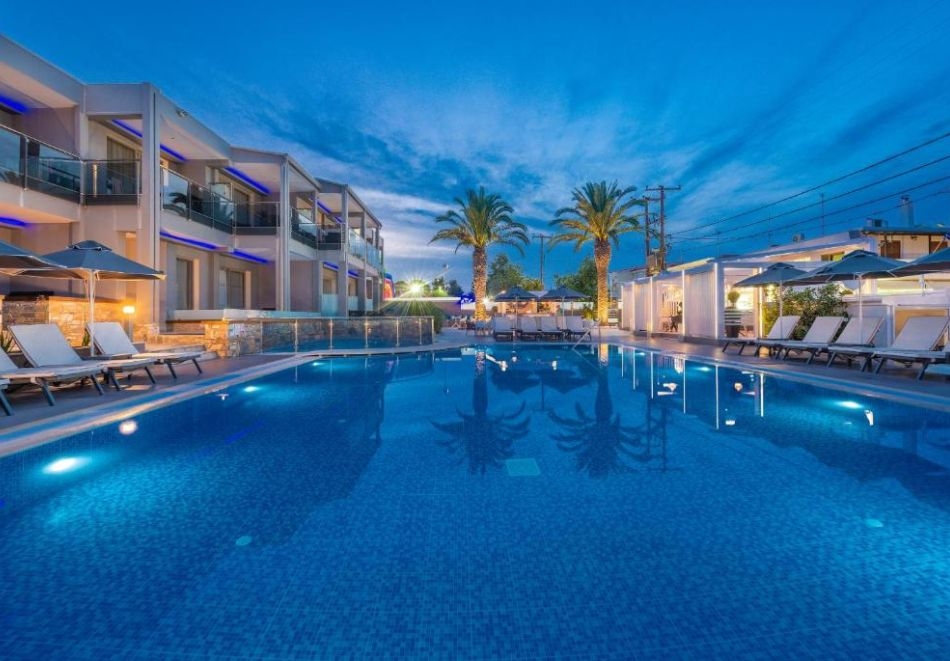 Ранни записвания в Dionysos Hotel & Studios***, Ханиоти, Гърция! Нощувка на човек със закуска + басейн