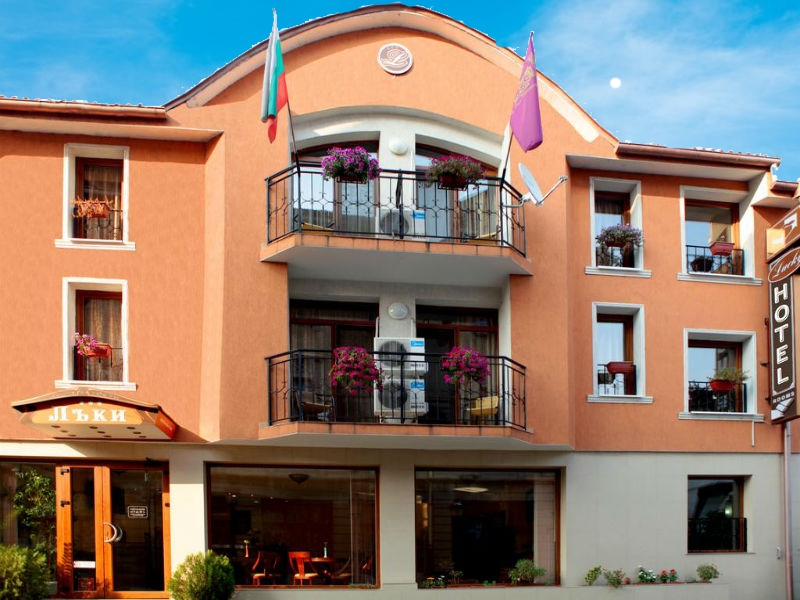 От март във Велико Търново! Нощувка със закуска за двама, трима или четирима в хотел Лъки