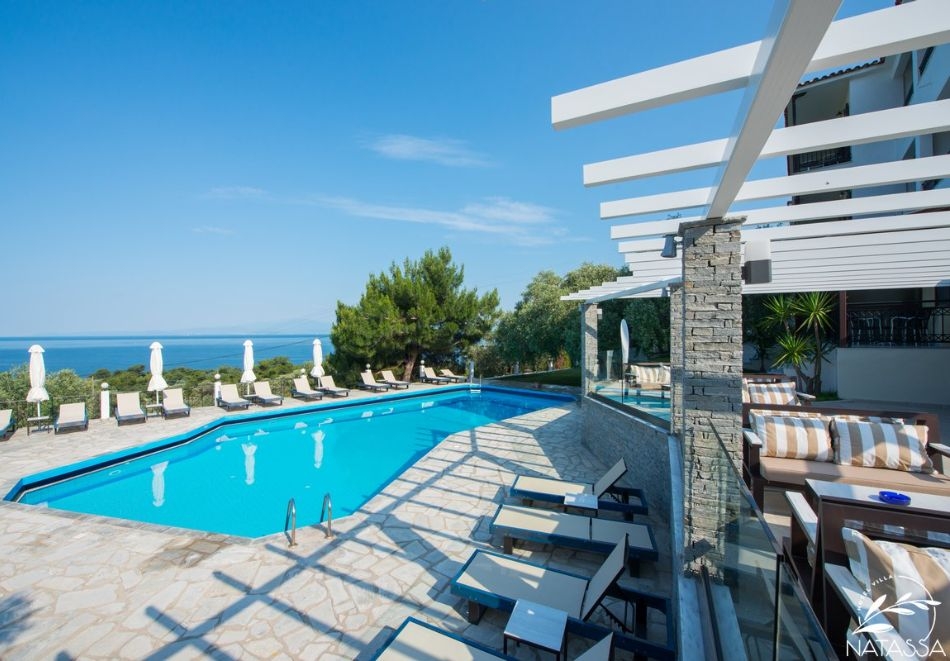 Ранни записвания в Hotel Villa Natassa 3*, Тасос, Гърция! Нощувка за ДВАМА + две деца до 11.99г. със закуска и възможност за вечеря + басейн