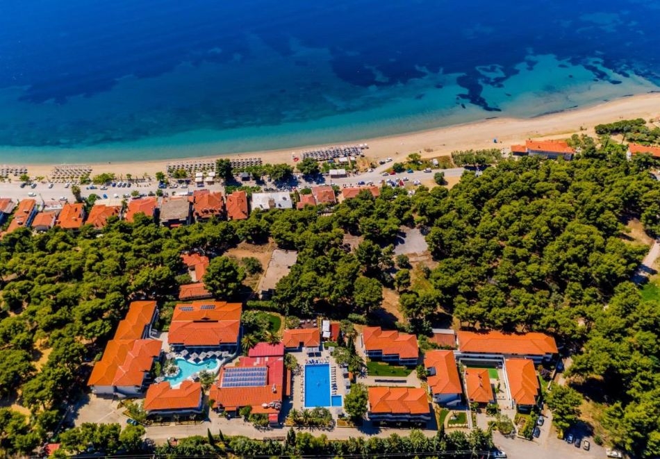 Ранни записвания на 300м. от плажа в Псакудия, Гърция! 3+ нощувки на човек със закуски и вечери + басейн в хотел Philoxenia****, Ситония