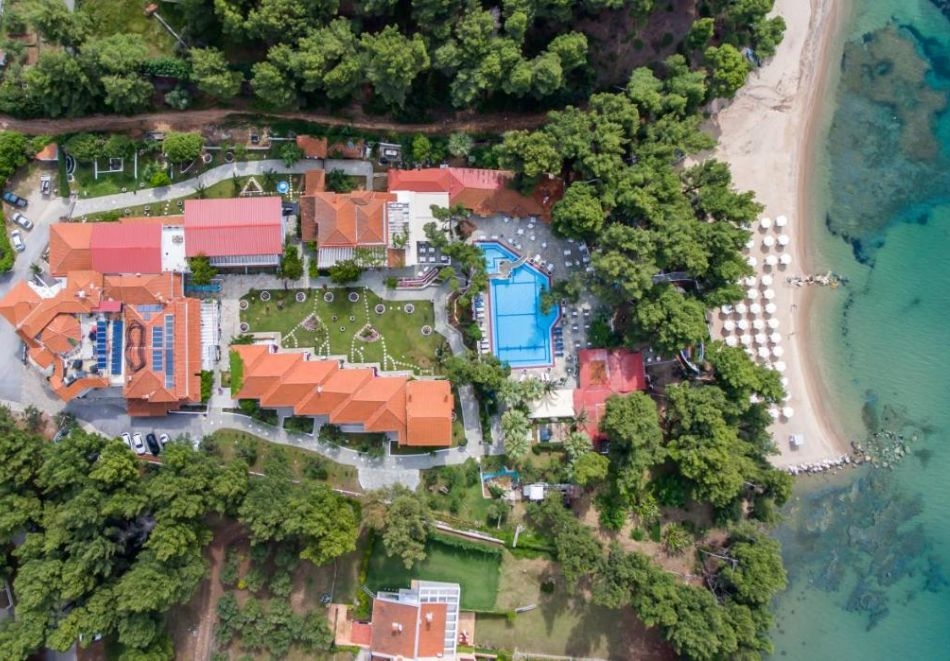 Ранни записвания на първа линия в Porfi Beach Hotel***, Никити, Гърция! 2+ нощувки на човек със закуски и възможност за вечери + басейн