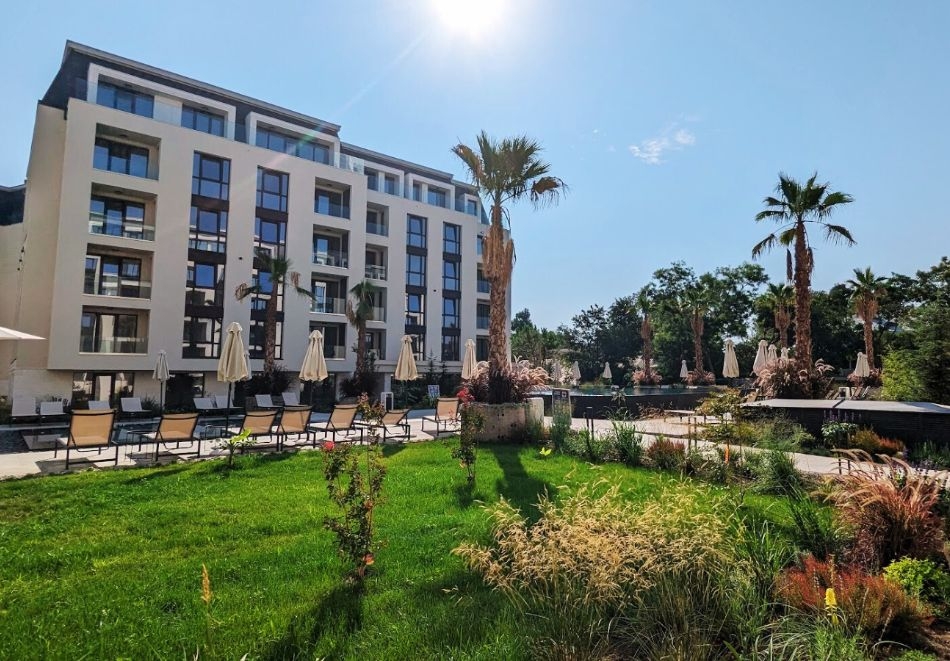 Нощувка в двуспален апартамент за ЧЕТИРИМА от Луксозен апартамент Азур - А13,  Св. Св. Константин и Елена