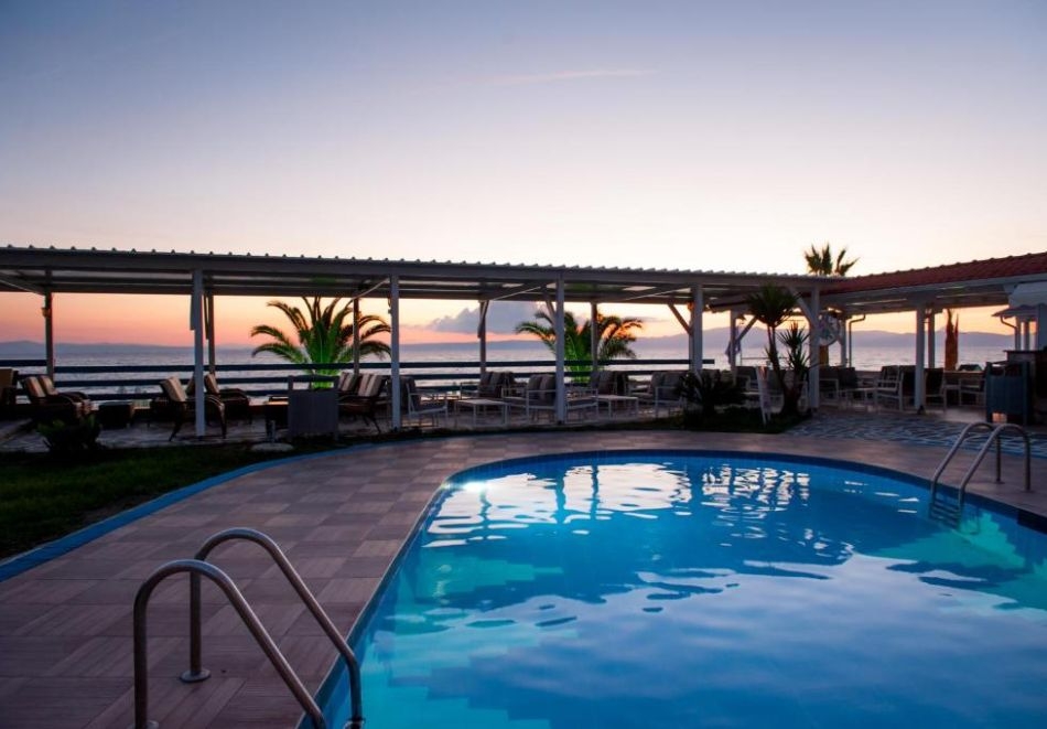 Ранни записвания на първа линия в Hanioti GrandOtel 4*, Ханиоти, Гърция! 2+ нощувки на човек със закуски и вечери + басейн. Дете до 12г. БЕЗПЛАТНО!