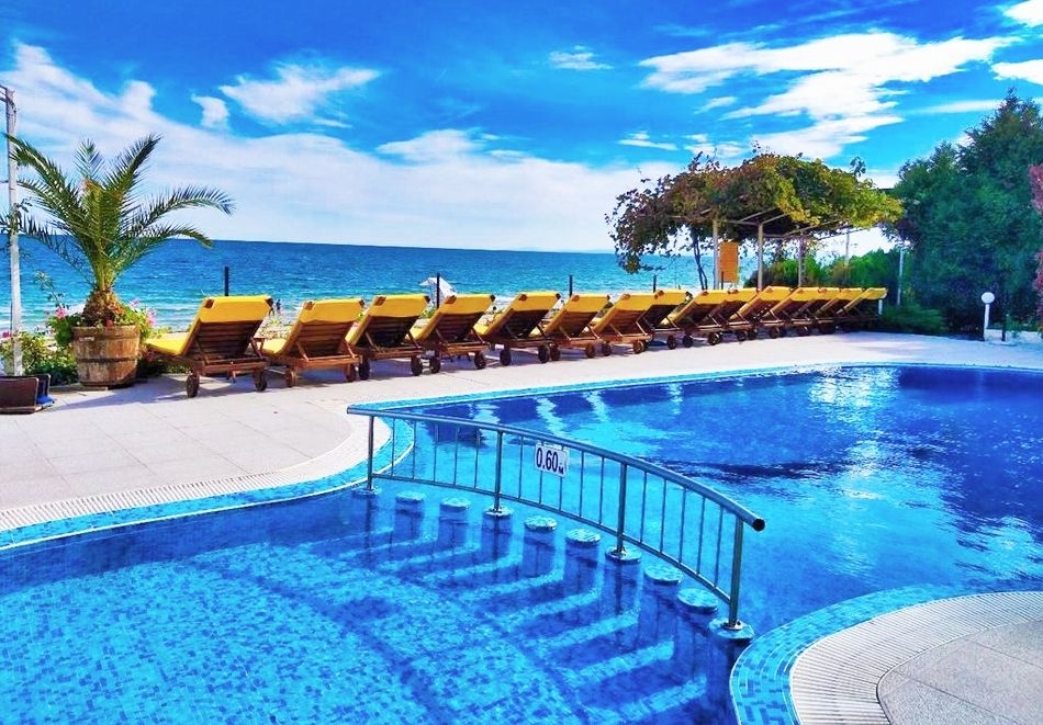 Нощувка със закуска, обяд* и вечеря на човек + външен басейн в Афродита Бийч Хотел, Несебър